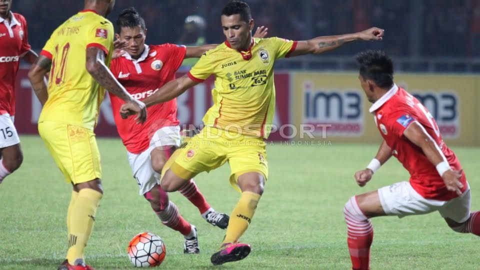 Beto Goncalvez (tengah) melakukan tendangan ke gawang Persija Jakarta dijaga ketat oleh Ismed Sofyan dan Maman Abdurahman (kanan). Copyright: © Herry Ibrahim/Indosport